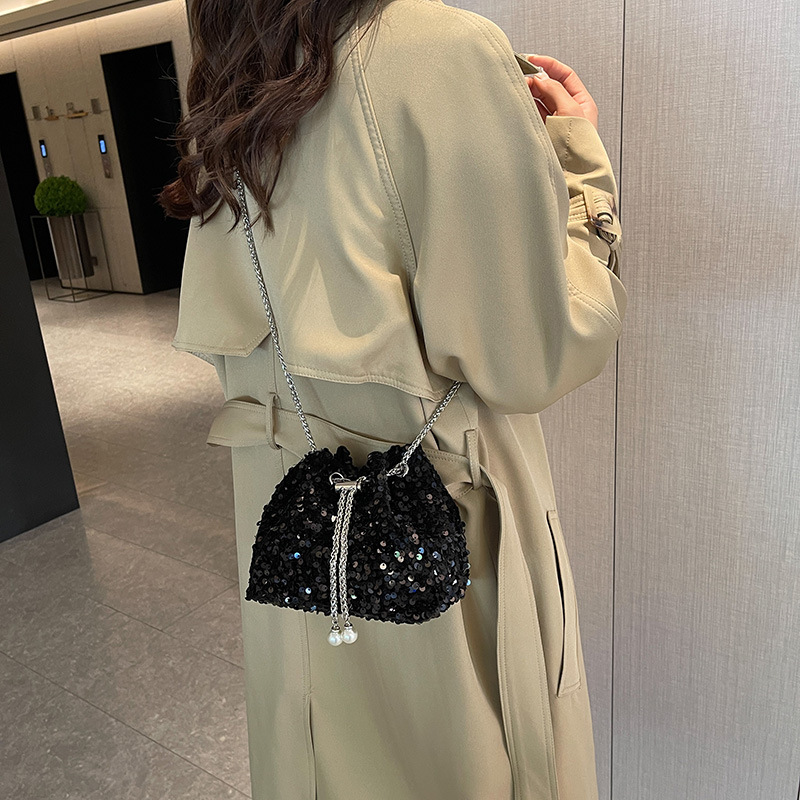 Fashionable and individual sequined bucket bag for women, 2024 new style, stylish Korean-style single-shoulder bag, crossbody dinner bag, trendy pleats details Picture
