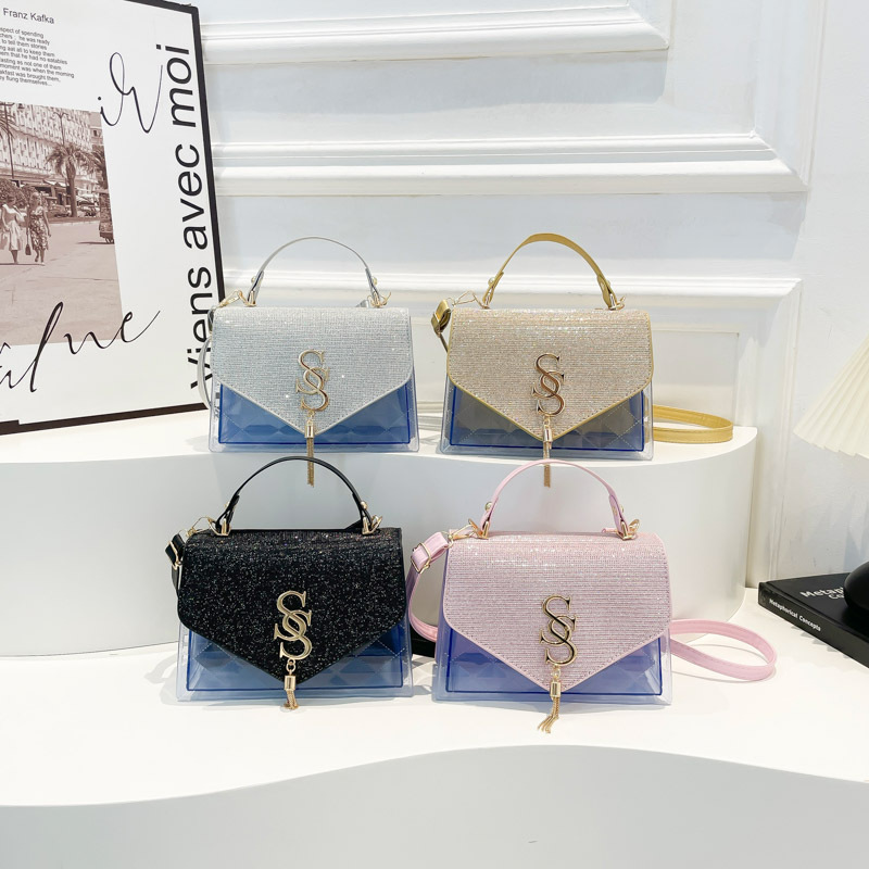 Trendy, simple and casual lettered hardware new fashion 2025 summer retro casual chain crossbody single-shoulder bag for women Application Scenario