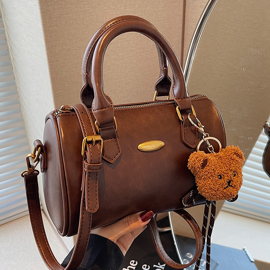 This year, Boston bags are popular. The 2024 new retro crossbody bag for women and the casual hand-held pillow bag for women are all in fashion full figure