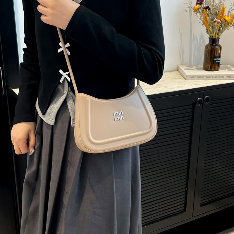 The new 2025 trendy and stylish hand-held crescent moon bag for women is a simple and retro underarm bag for commuting Specification drawing
