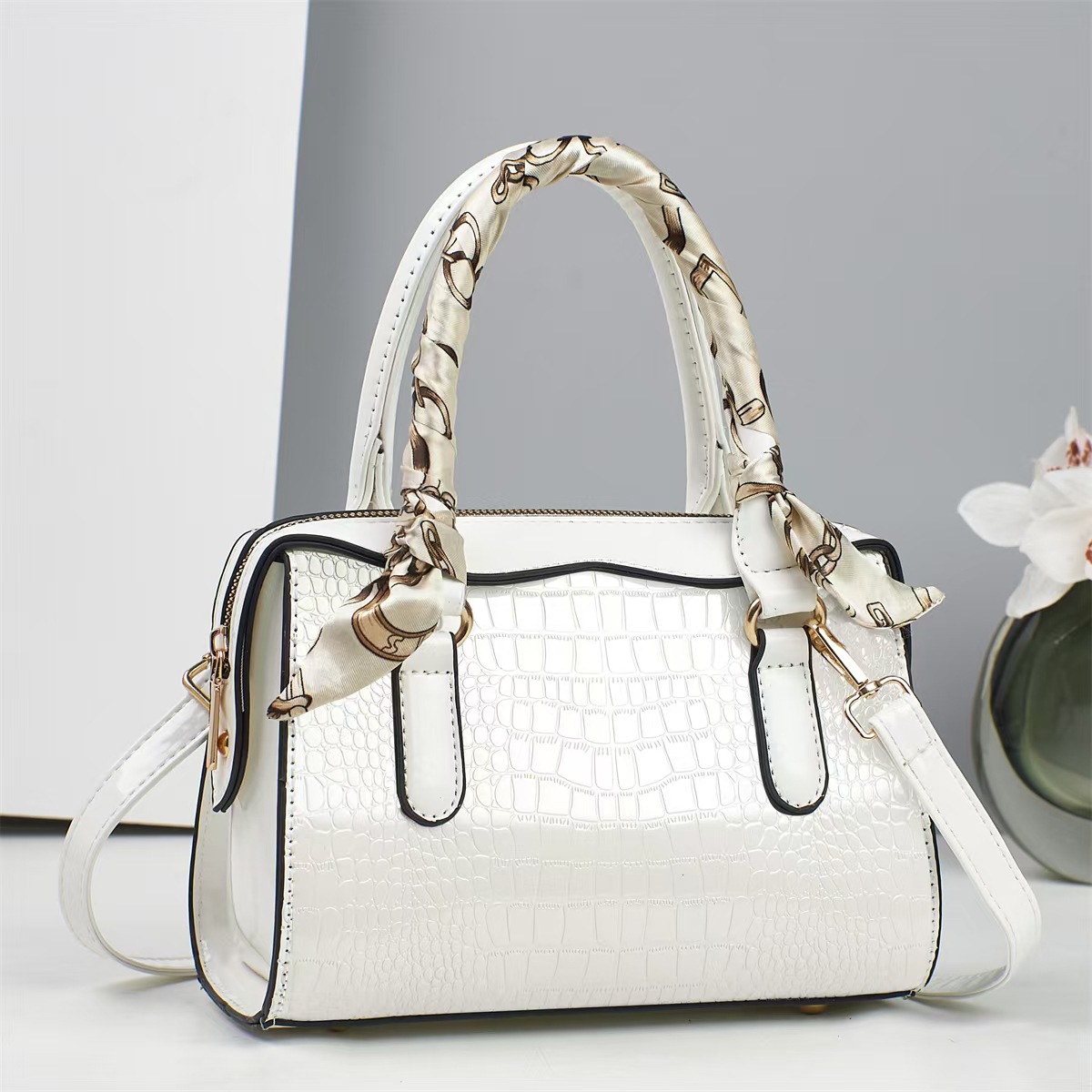 New spring shiny leather pillow bag in stock, fashionable women's bag bestseller, single-shoulder women's large-capacity handbag, crossbody bag Specification drawing