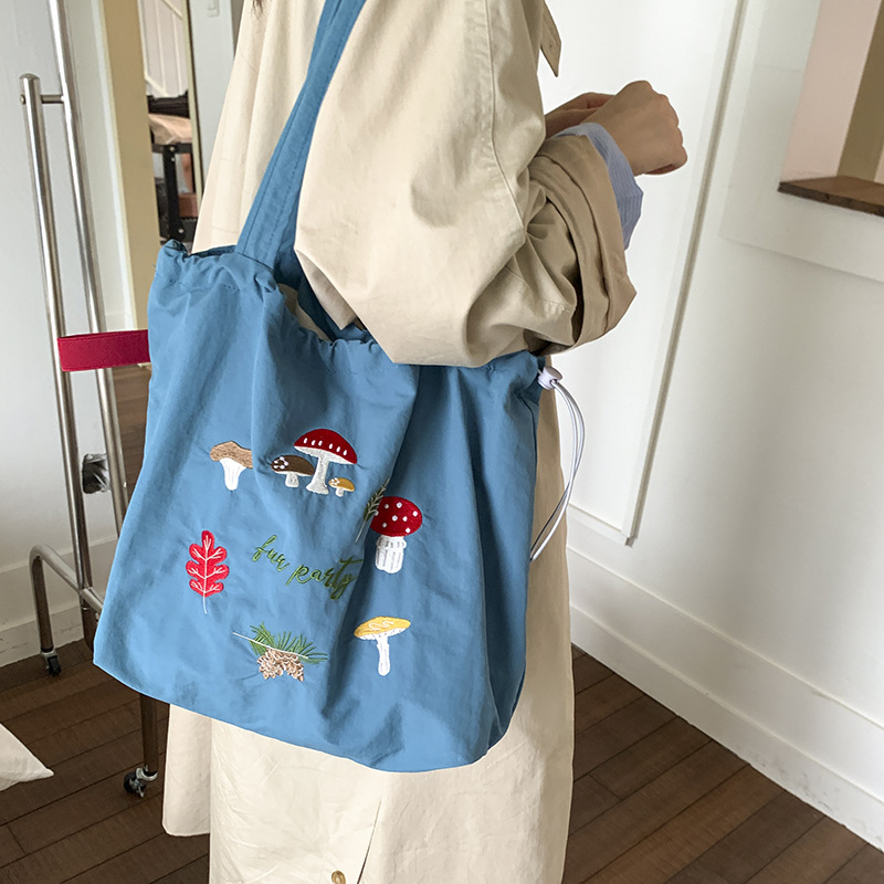 2025 New letch-printed canvas bag, women's large-capacity casual single-shoulder bag, cute printed bucket bag, class bag details Picture