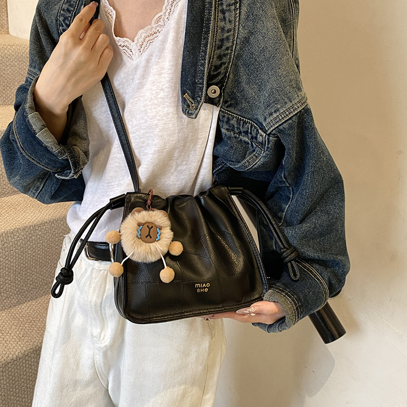 Retro and fashionable drawstring bucket bag for women, 2024 new style, simple and casual, versatile shoulder bag, high-end quality crossbody bag Application Scenario