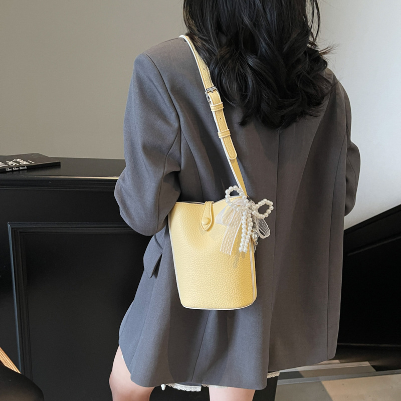 Cross-border high-end soft leather hand-held bucket bag 2025 new style, versatile and simple mobile phone bag, fashionable single-shoulder crossbody bag Application Scenario