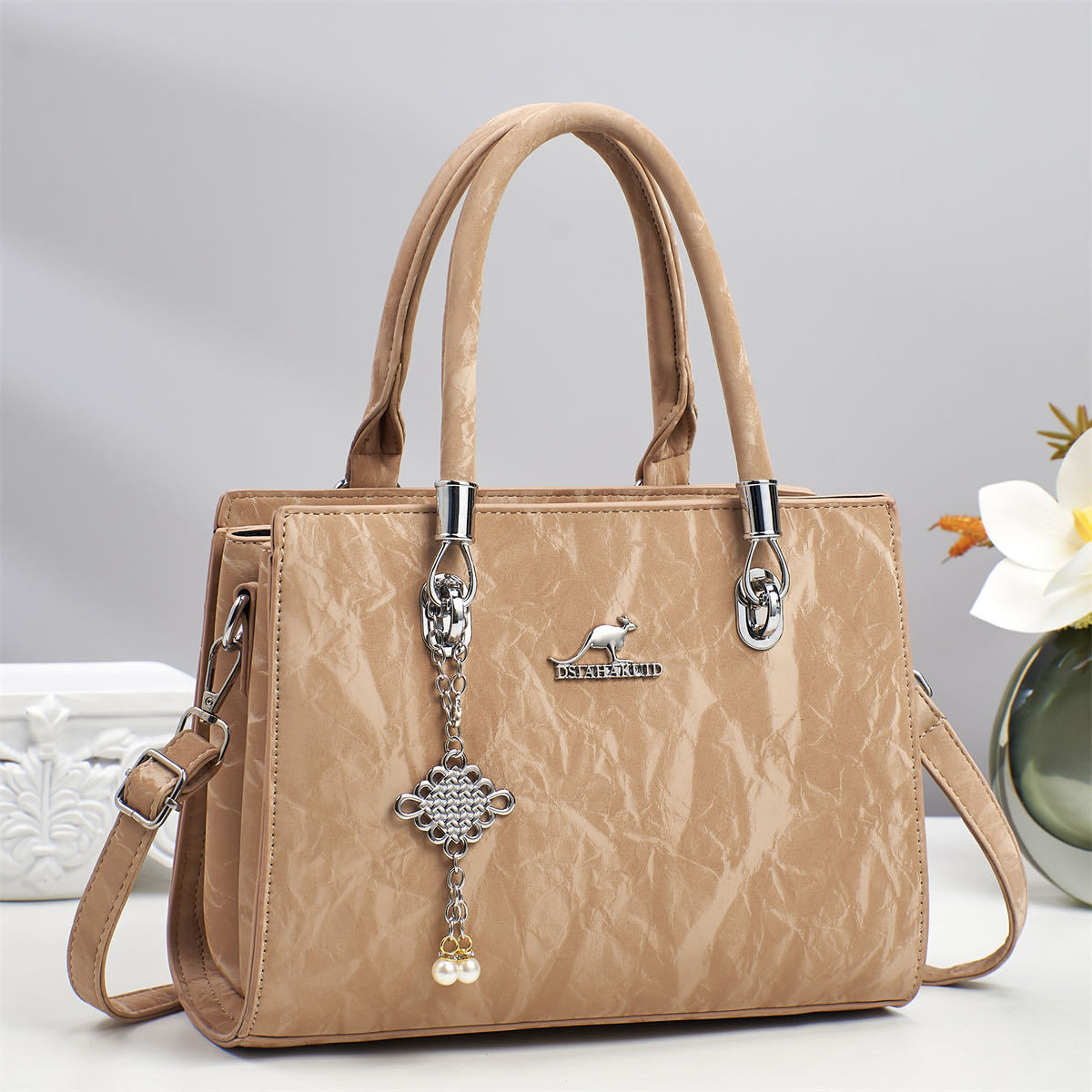 New 2025 women's crossbody bag, women's fashion, middle-aged women's handbag, women's single-shoulder bag wholesale details Picture