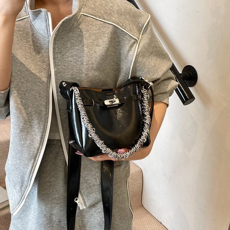 The 2025 new fashion and trendy chain hand-held bucket bag is a high-end, light luxury, ins retro single-shoulder crossbody bag for women details Picture