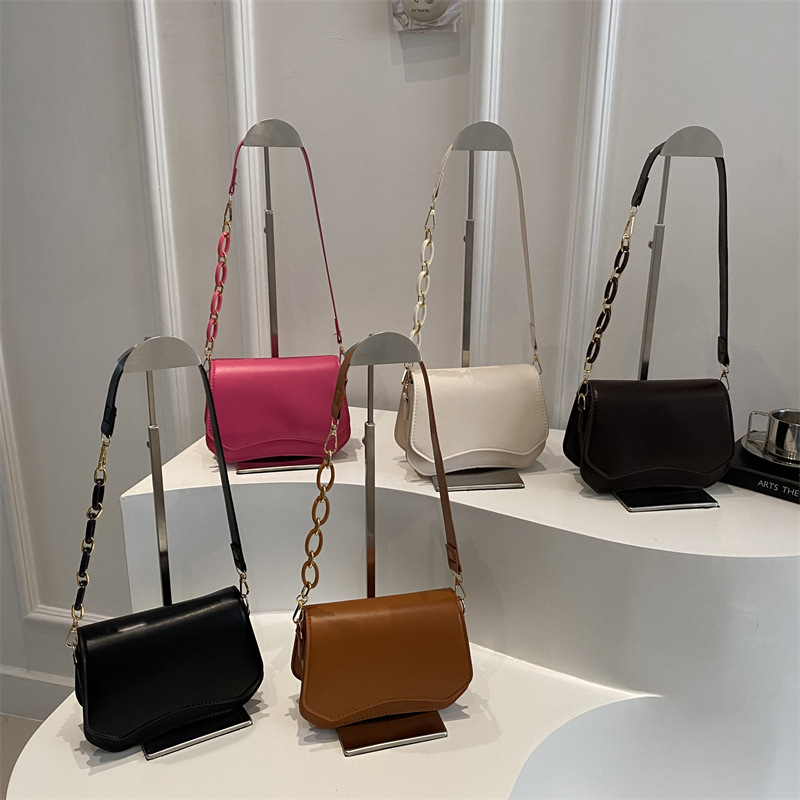 2025 French casual and simple new style, texture design, retro charm, trendy chain single-shoulder crossbody small square bag for women Application Scenario