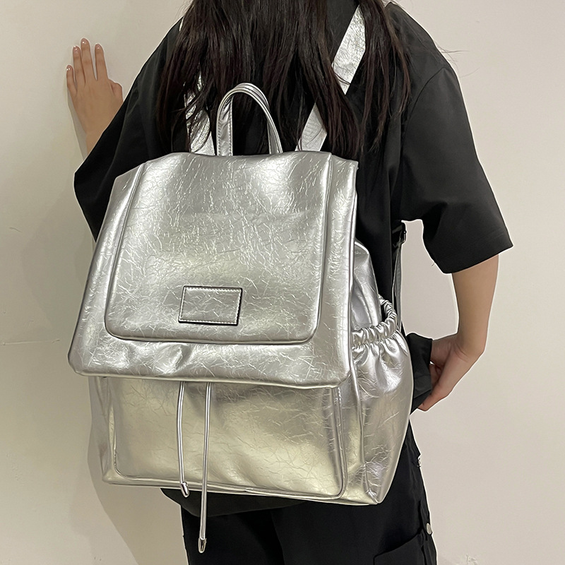 A new 2024 minimalist and trendy backpack for women, a fashionable and retro versatile travel bag for students, and a schoolbag for men details Picture