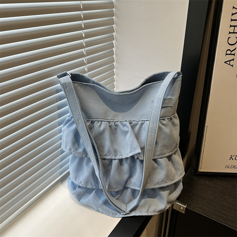 A new large-capacity fashionable Oxford fabric crossbody bag for women with a ruffled skirt hem in spring 2025 from South Korea full figure