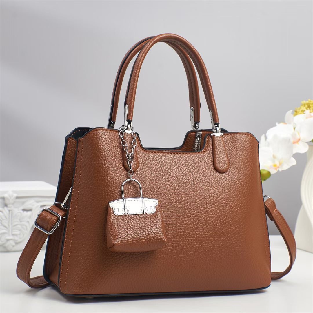 A new minimalist women's handbag for foreign trade, fashionable and versatile, high-quality single-shoulder bag, large-capacity casual and trendy crossbody bag Application Scenario