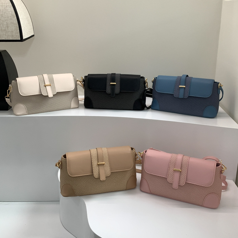 This year, the "Small Bag Women 2025 Summer New Korean-style crossbody Bag" is in vogue. It's a casual and fashionable underarm baguette single-shoulder bag Application Scenario