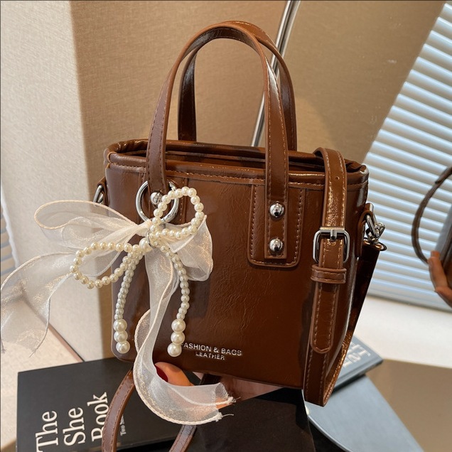 2025 New niche and fashionable hand-held bucket bag for women, simple and versatile Korean style single-shoulder bag, trendy and casual crossbody bag full figure