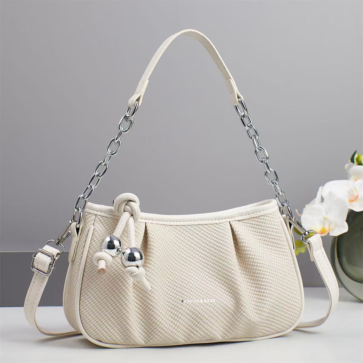 New Chinese-style hand-held cloud bag, fashionable underarm bag, high-end and stylish, cross-border trend chain single-shoulder crossbody bag Application Scenario