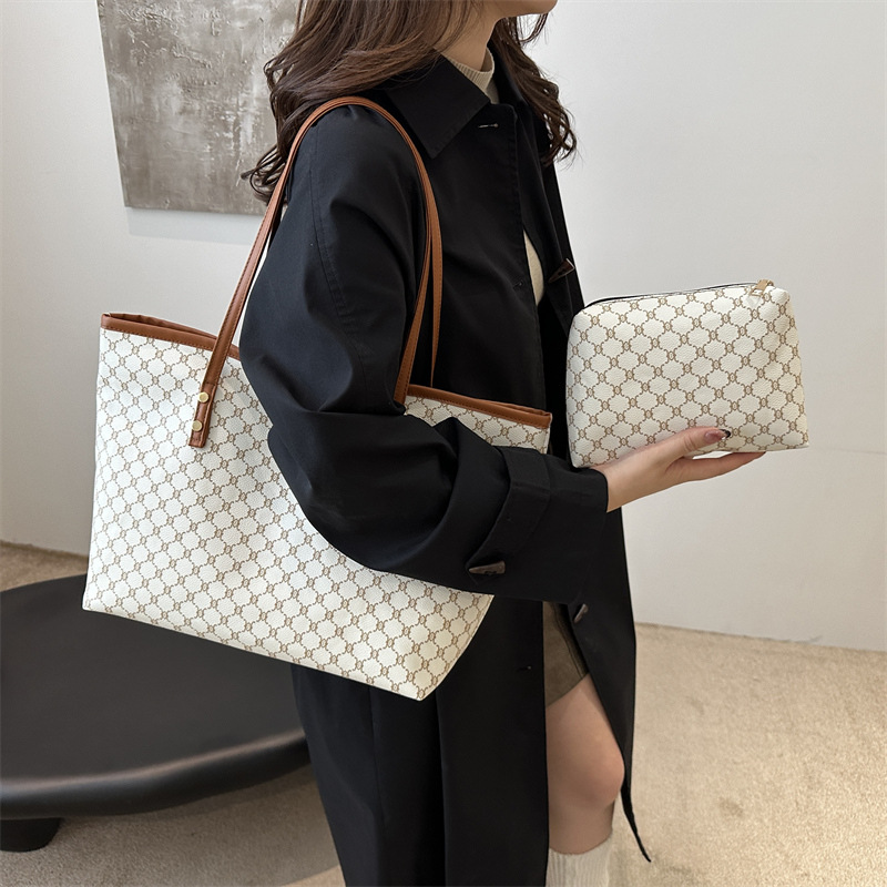 Retro large-capacity class bag for women, 2024 new trendy and fashionable niche tote bag, versatile shoulder bag details Picture