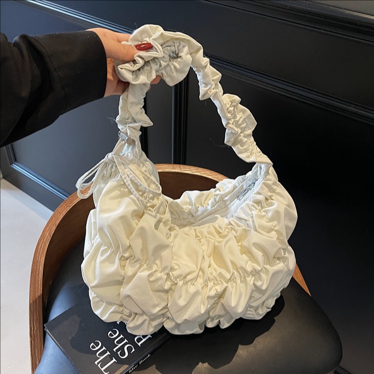 A trendy solid color, large-capacity pleated single-shoulder bag for women in 2025, a new stylish, versatile, simple and casual crossbody bag full figure