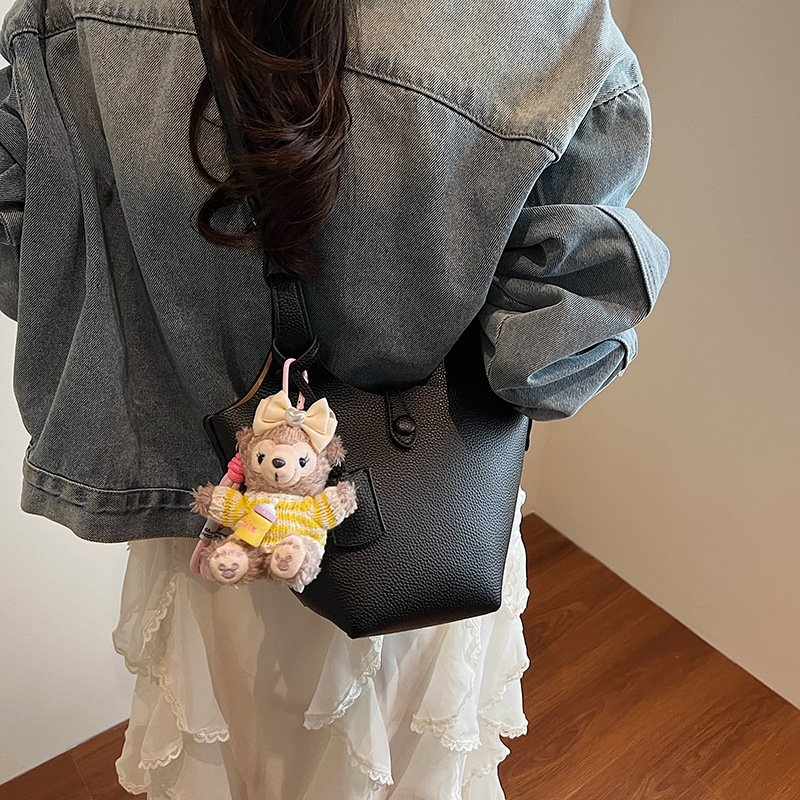 High-end large-capacity hand-held vegetable basket bucket bag for women, 2025 new style, fashionable, versatile and stylish single-shoulder crossbody bag Application Scenario