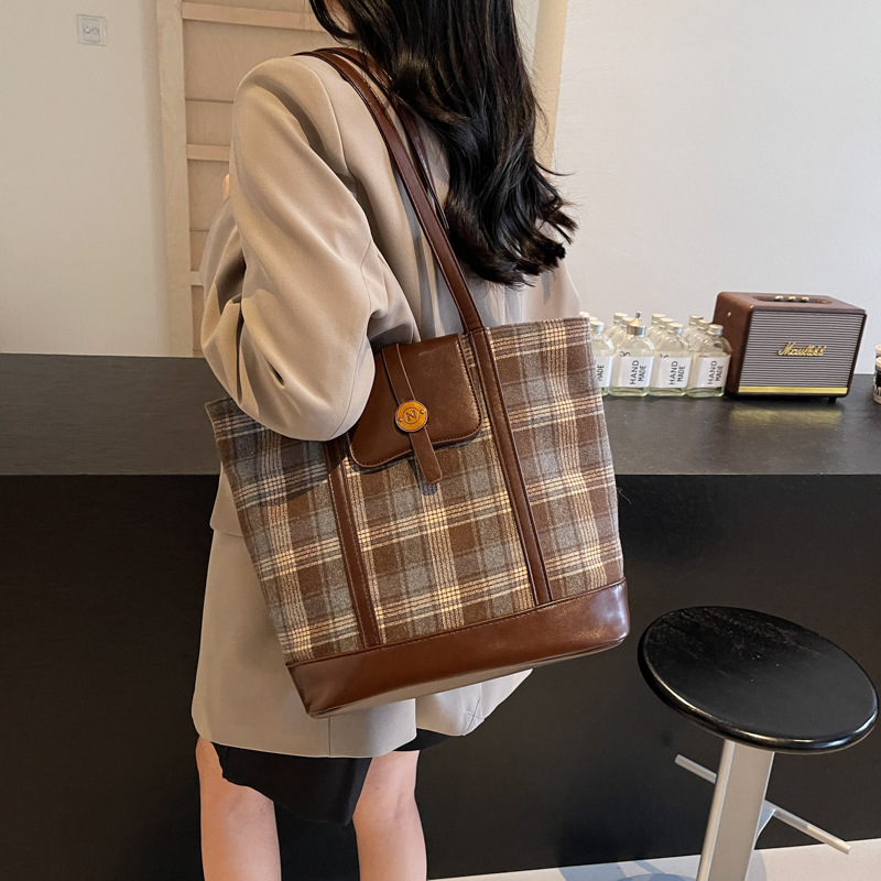 The new Korean-style fashionable and trendy tote bag with contrasting color stripes in 2024 exudes a sense of sophistication and is a versatile and casual shoulder bag Application Scenario