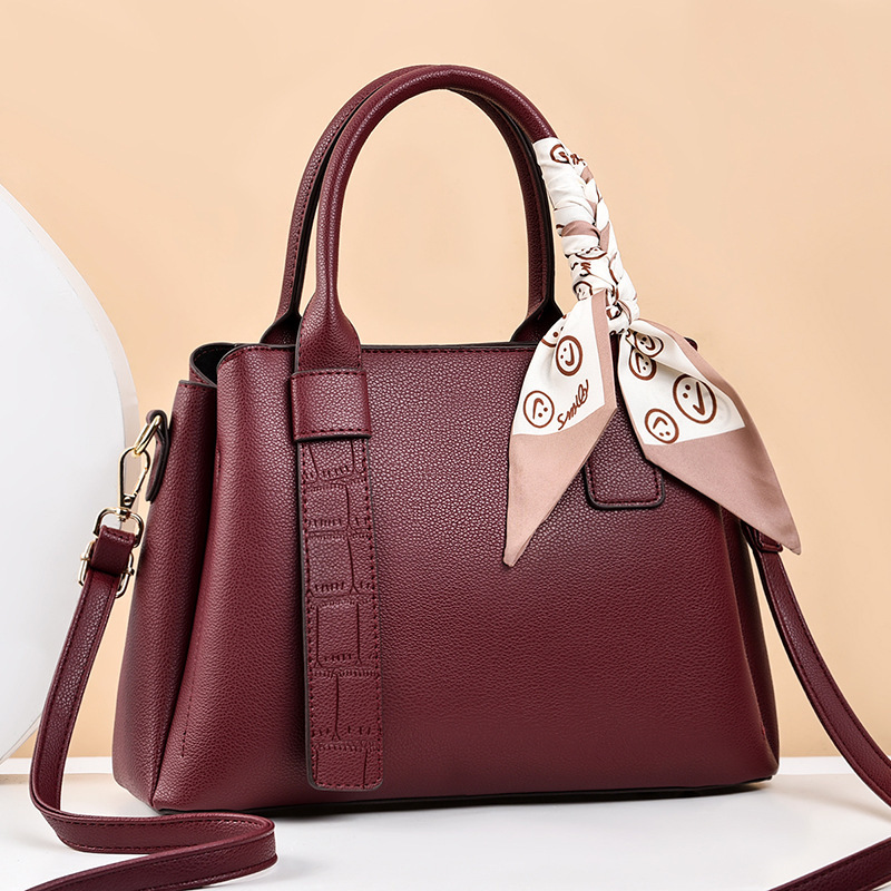 Fashionable handbag with large capacity for women, 2024 new style, trendy and elegant, middle-aged mom, lady, crossbody commuting women's bag delivery service full figure