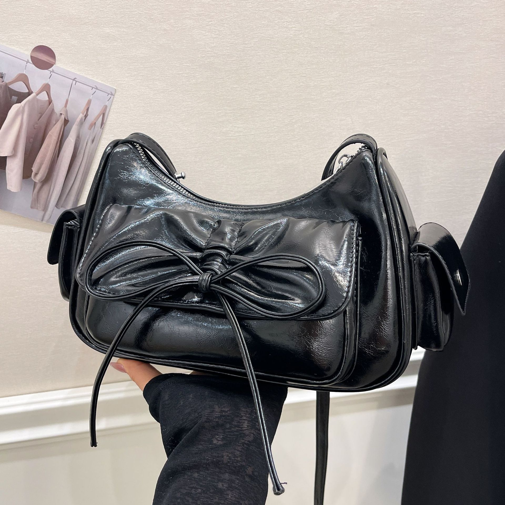 A niche pleated underarm bag for women in 2025, a trendy and retro fashion single-shoulder bag with a sense of sophistication and versatility full figure