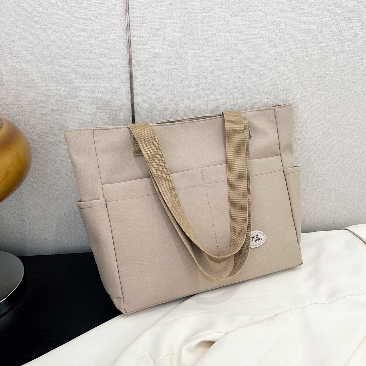 Large-capacity work commuting bag, new autumn and winter single-shoulder hand-held canvas bag, fashionable and versatile, single-shoulder crossbody bag for women Application Scenario