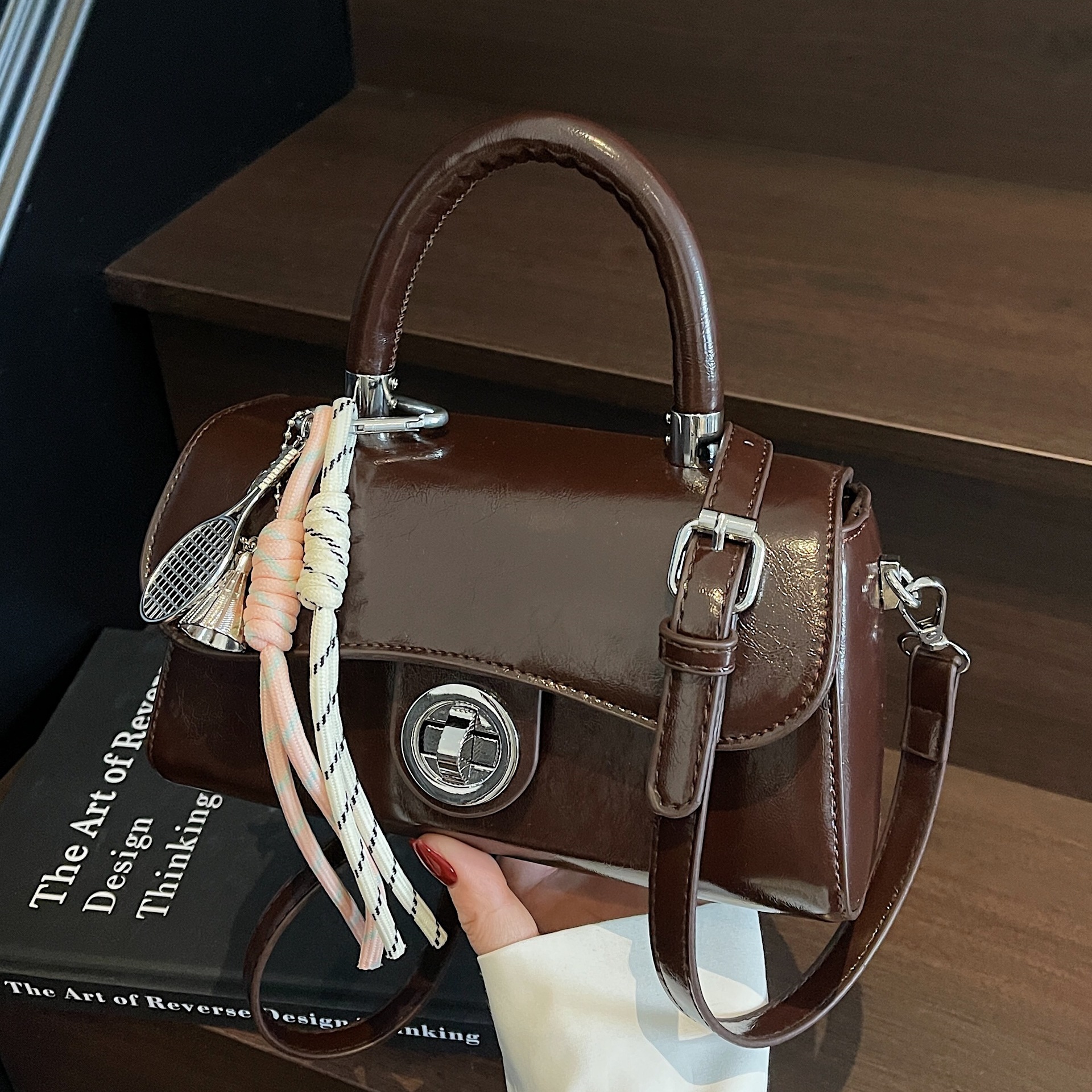 This is a popular retro oil wax leather handbag for foreign trade. It is a new, niche and trendy single-shoulder bag with a versatile and fashionable small square style full figure