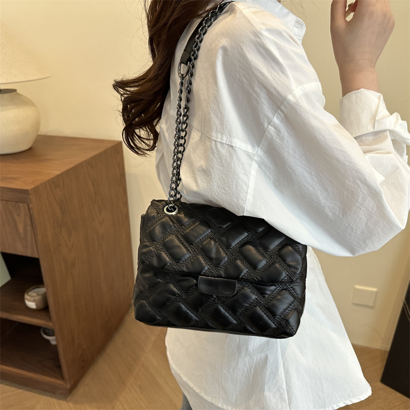 In 2025, the Chanel-style crossbody bag is a versatile summer bag for women, exuding a sense of sophistication, simplicity and elegance. It is a single-shoulder handbag details Picture