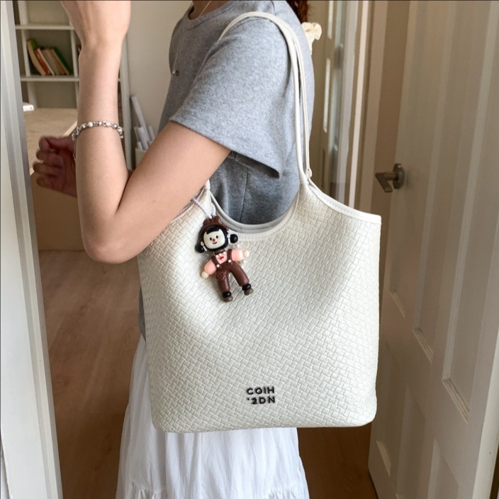 Korean version handbag, large-capacity tote bag, new solid-color bucket bag, fashionable single-shoulder bag, casual soft leather underarm bag full figure