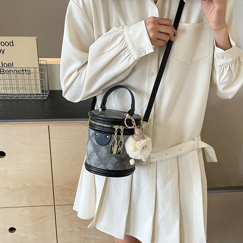Korean niche design bag for women 2024 new style, fashionable and stylish bucket bag, quality and versatile shoulder bag details Picture