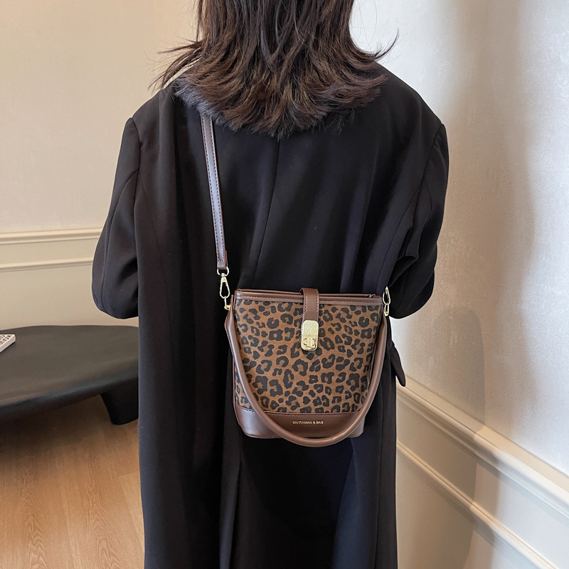 High-end and niche women's 2024 new fashion leopard print crossbody bag, Korean-style versatile casual hand-held bucket bag Application Scenario