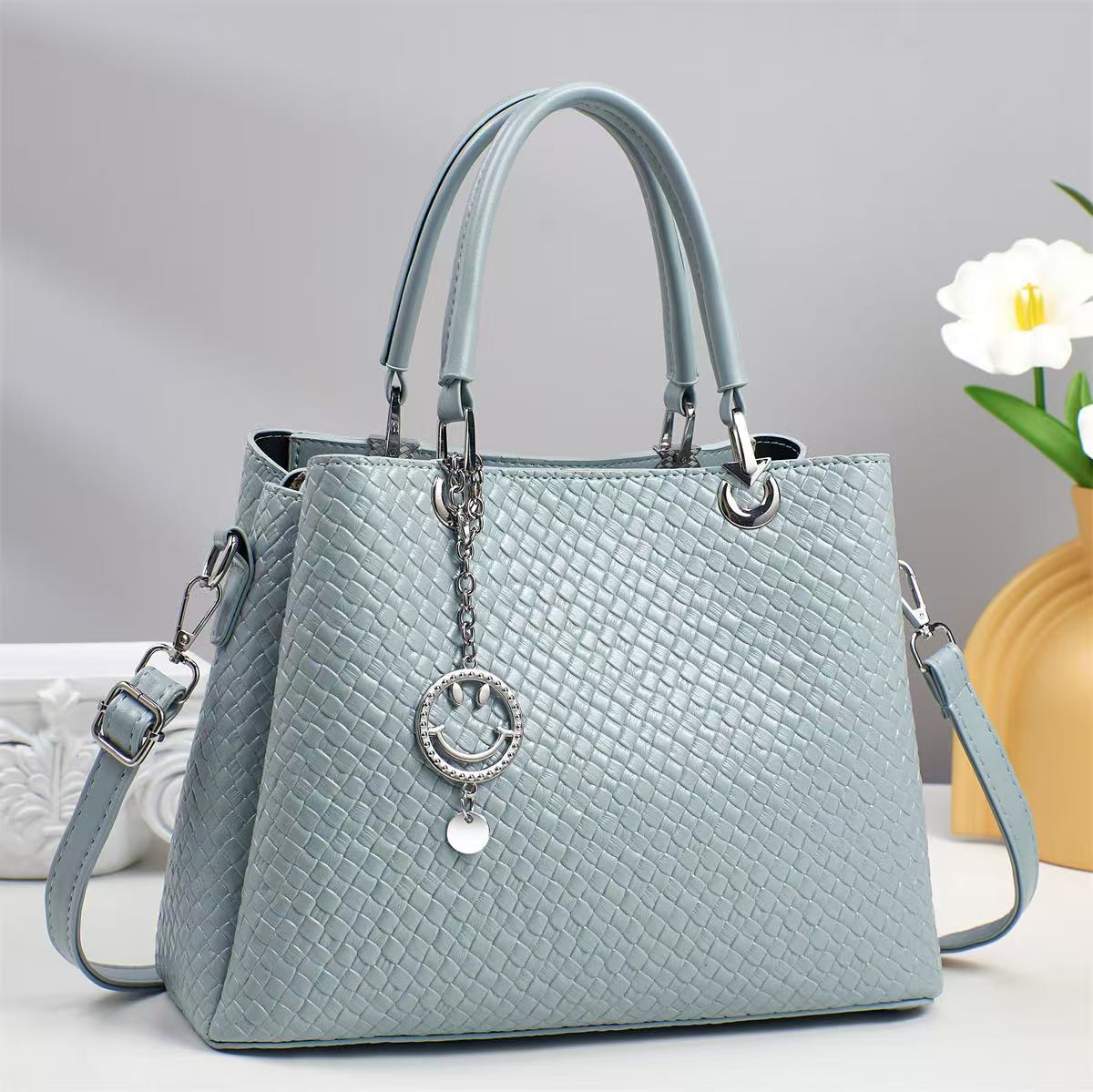 The 2025 new fashion woven fabric women's bag features exquisite hardware pendants, a stylish design and ingenious workmanship. It is a hand-held crossbody bag Specification drawing
