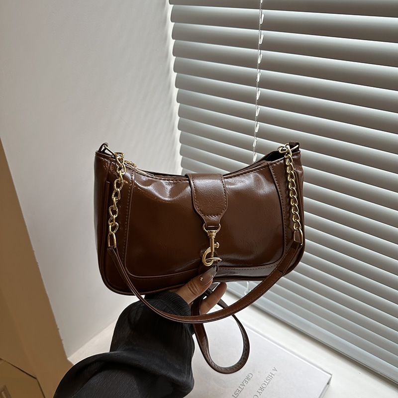 A large-capacity French new style trendy, fashionable and stylish handbag with a stylish texture. It is designed as a summer bag for women in 2025 full figure