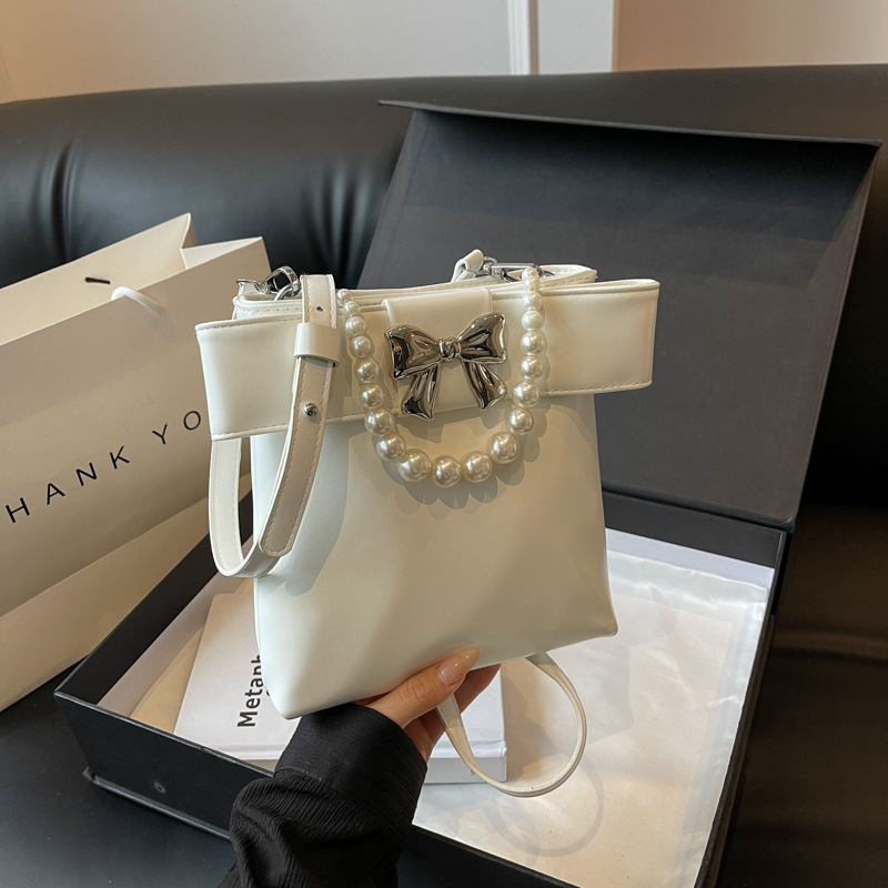 High-end women's 2025 new style fashionable and versatile single-shoulder crossbody bag, niche design pearl hand-held bucket bag full figure