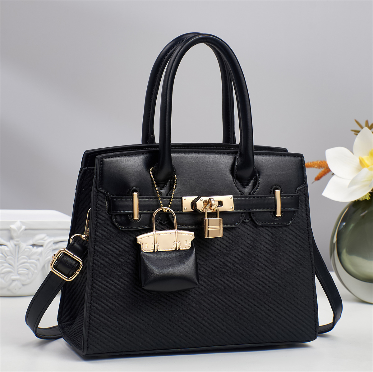 Bag Girl 2025 New Fashion handbag, large-capacity single-shoulder bag, mom's style light luxury commuter fashion tote bag full figure
