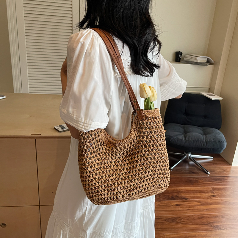 Korean-style women's high-end bucket bag, large-capacity underarm bag, new straw woven bag for summer 2025, fashionable single-shoulder bag Application Scenario