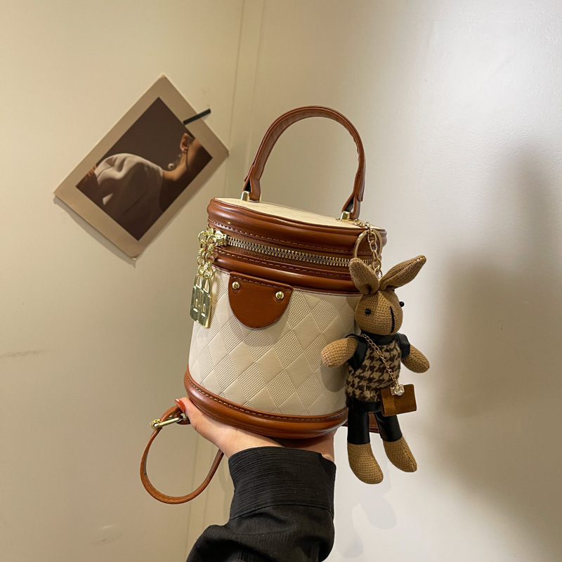 Hand-held bucket bag for women, 2023 new style bag, retro and versatile, single-shoulder bag, solid color, fashionable and high-quality, diamond-shaped crossbody bag full figure