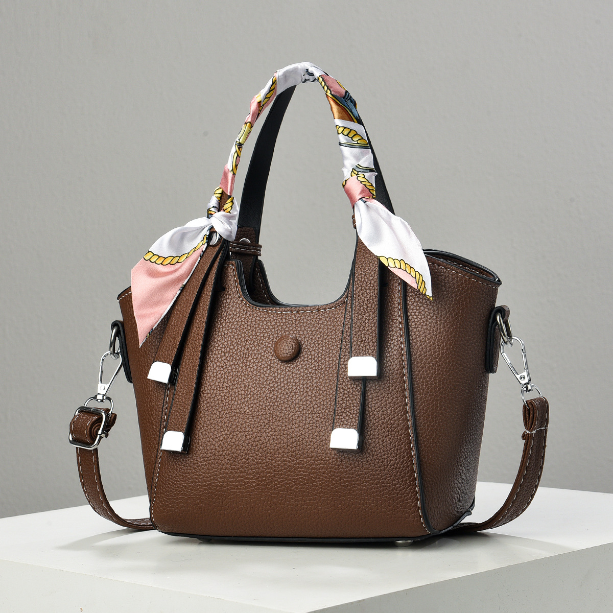 A high-end and stylish small bag for women, a new summer 2025 trendy and versatile crossbody bag, a super popular hand-held bucket bag Specification drawing