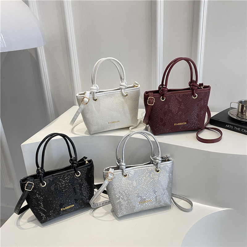 Fashion handbag women's bag 2025 Summer new style retro single-shoulder bag, trendy bucket bag, simple and casual crossbody bag Application Scenario