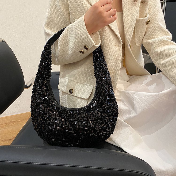 A new U-shaped sequined underarm bag with a niche and high-end feel for the evening, a fashionable and trendy single-shoulder hand-carry crescent moon bag for women Application Scenario
