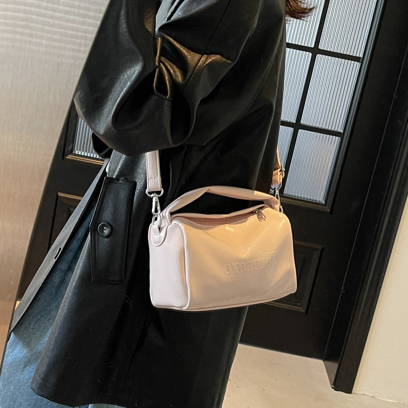 This year, a fashionable, simple and laid-back style high-end commuter single-shoulder bag is in vogue. It's a casual Boston crossbody bag for women Application Scenario