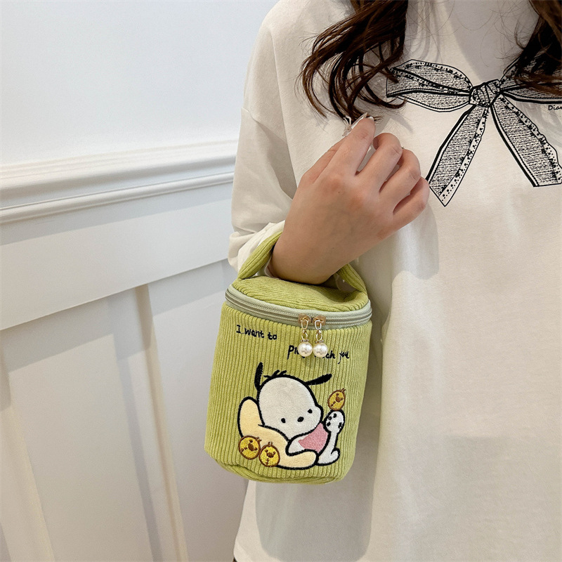 New cartoon Japanese-style large-capacity makeup hand-held bucket, hand-held coin purse bag, and a girlish cosmetics storage bag Application Scenario