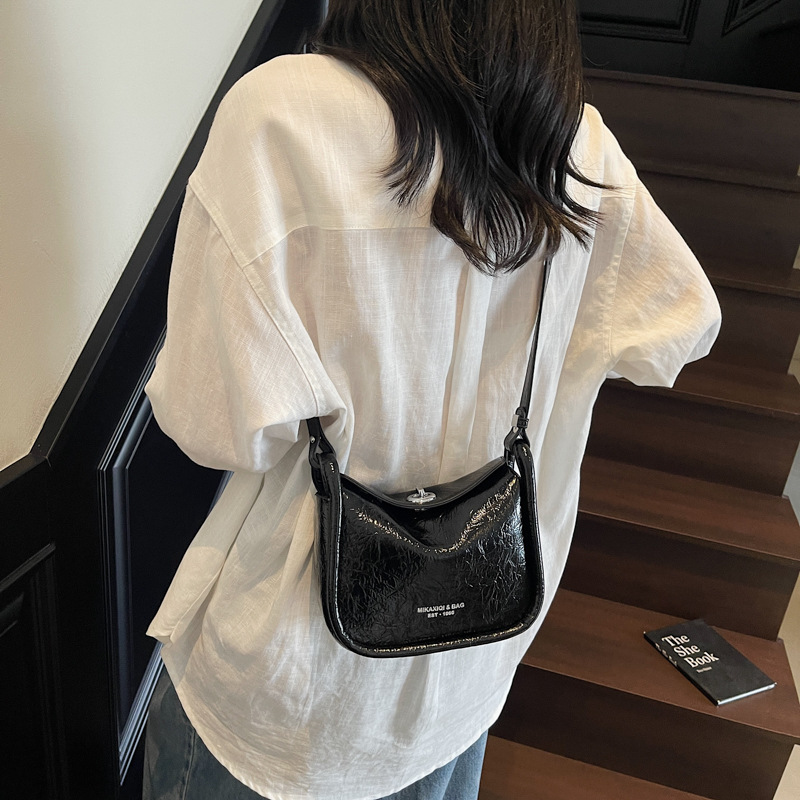 Bao Baozi 2025 New Niche design Pillow bag, personalized texture, fashionable single-shoulder bag, trendy and simple crossbody bag Application Scenario