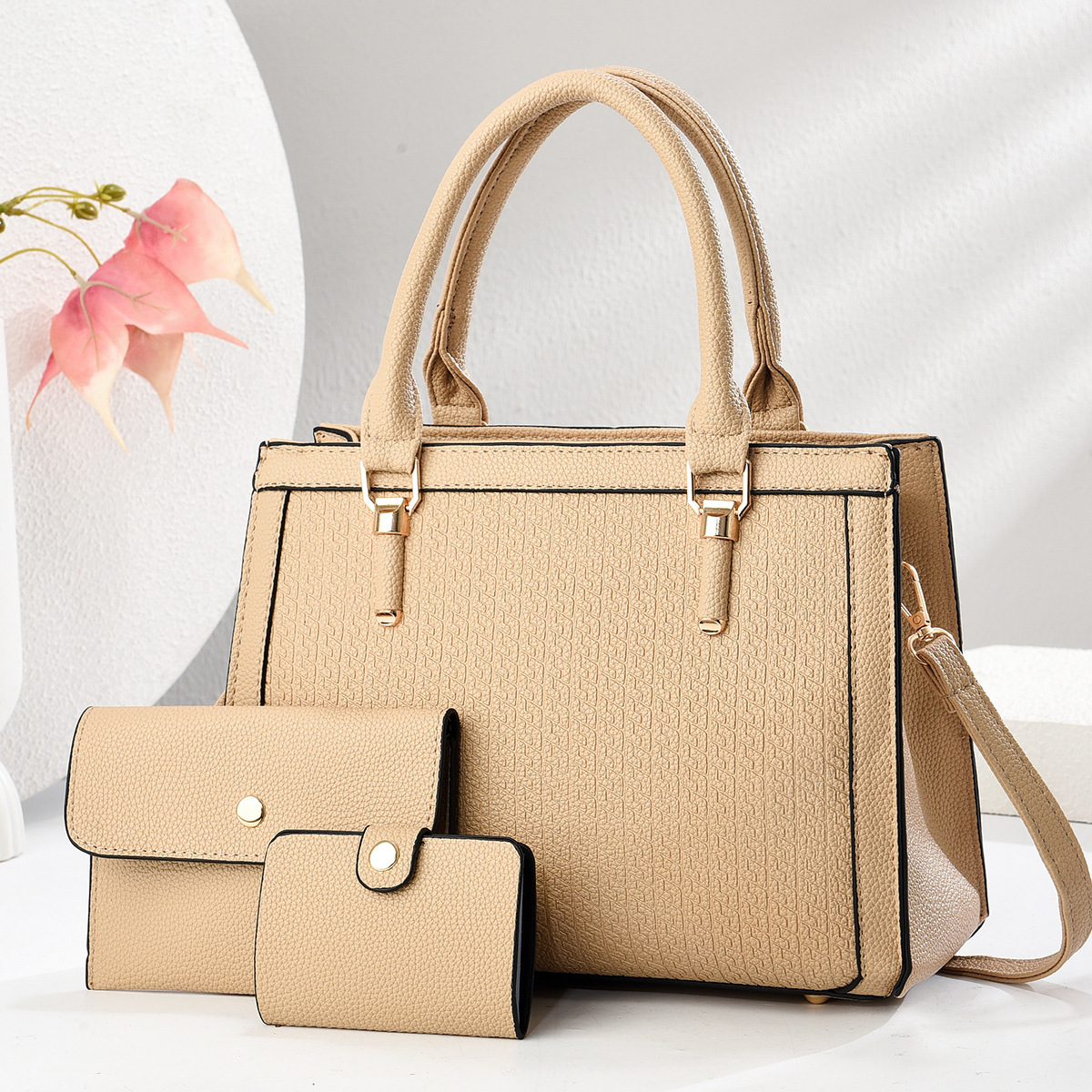 New style spliced embossed mother and child bag three-piece set, high appearance level macaron single-shoulder bag, cross-border crossbody bag for mom Application Scenario