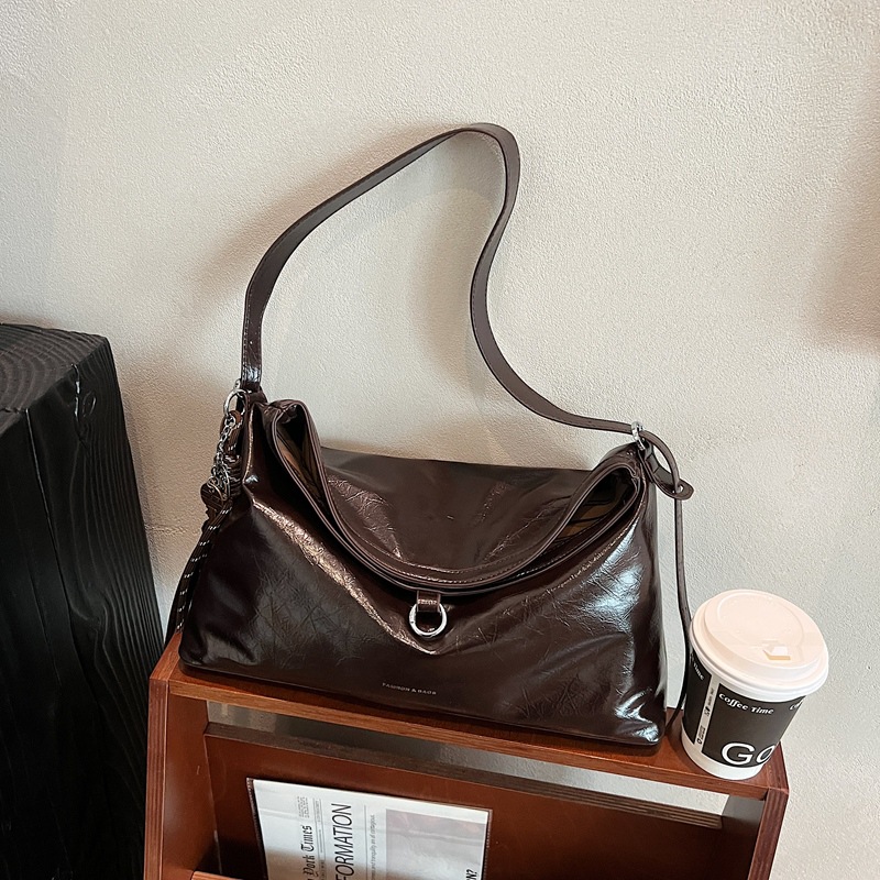 Retro large bag for women, 2024 new style, trendy high-end single-shoulder bag, large-capacity tote bag, commuter crossbody bag Application Scenario