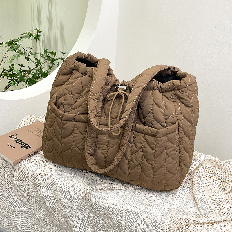 2025 New trendy Korean-style versatile single-shoulder bag, women's large-capacity casual commuting tote bag, quilted embroidered cotton jacket bag Specification drawing