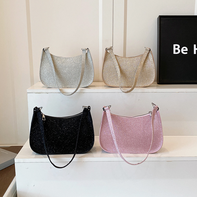 Solid color texture bag for women 2025 new baguette bag, retro hand-held underarm bag, stylish single-shoulder commuter bag for young women Application Scenario