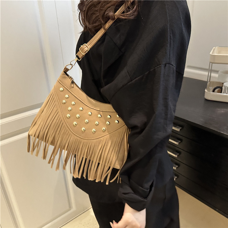 Retro casual fringed underarm bag for women, a new summer 2025 trendy and fashionable rivet single-shoulder crossbody bag details Picture