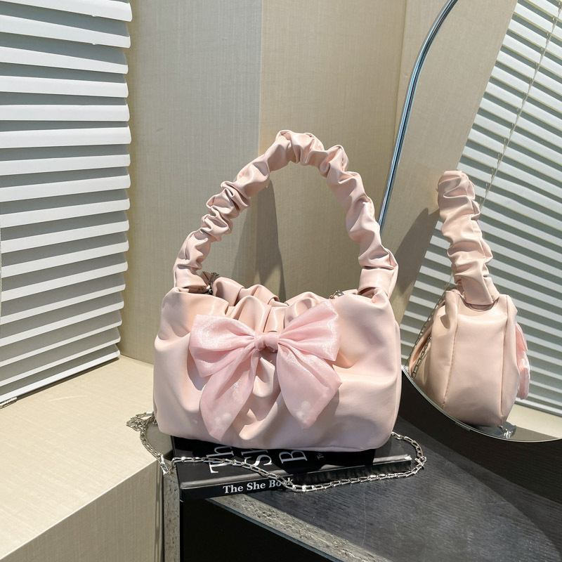 This year, retro small bags are in vogue. In 2025, there are new trendy and fashionable sweet girl bow handbags and crossbody bags full figure