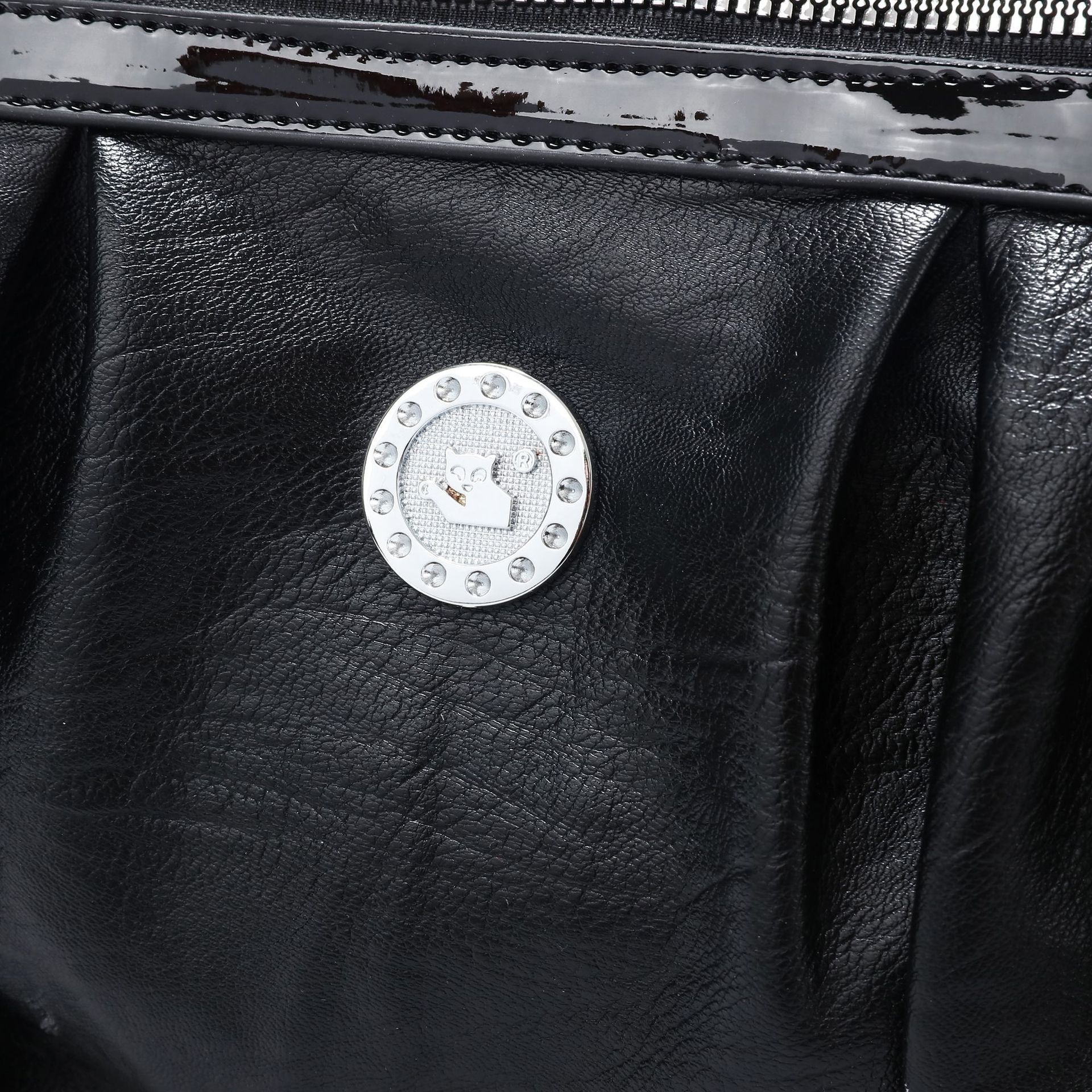 Cross-border consignment soft bags, single-shoulder bags, large-capacity women's bags, new trendy multi-layered handbags, casual and trendy mom bags Application Scenario