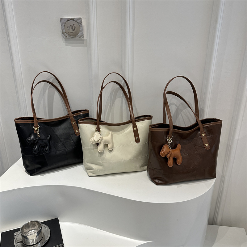 This year's popular high-quality single-shoulder tote bag for women is a retro, fashionable and stylish 2025 model with a simple and large capacity Application Scenario