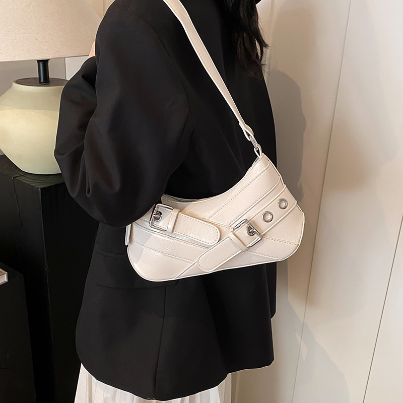 The 2024 new Korean-style Instagram minimalist underarm bag features a niche design and a high-end feel. It's a versatile and stylish commuting bag Application Scenario